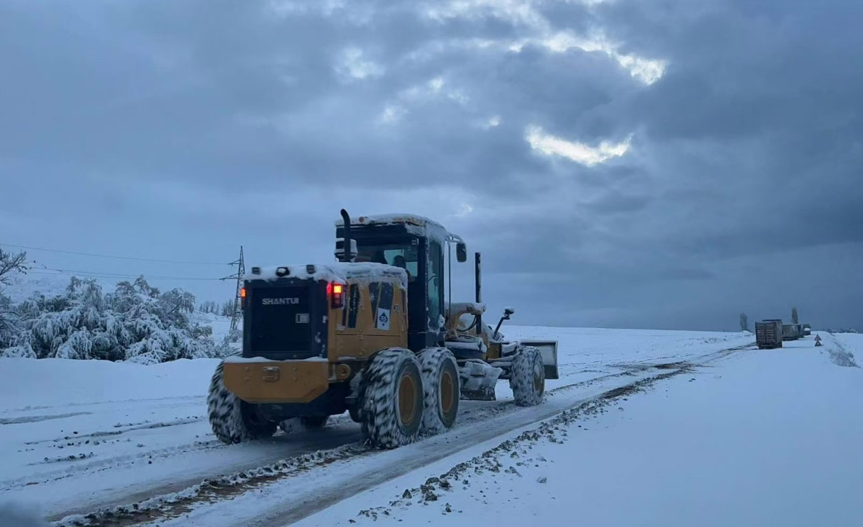 Road construction by SG21-B6 grader in Russia